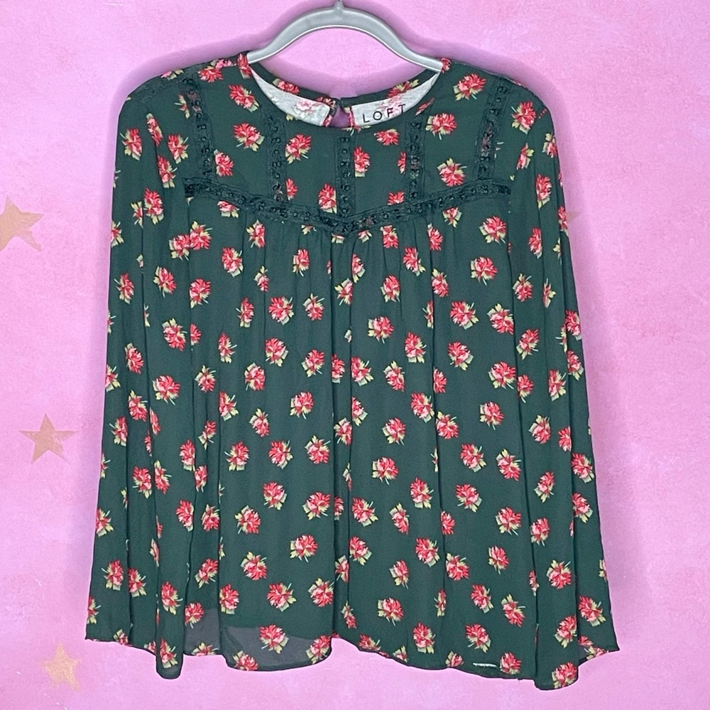 Ann Taylor Loft Peasant Top Emerald Green Red Floral L/S Women M BabydolL Blouse